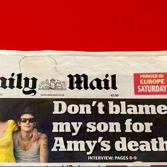 AMY WINEHOUSE Daily Mail Exposé 1 Week After Amy’s Passing. Sat. 30th July 2011 - Picture 3 of 3